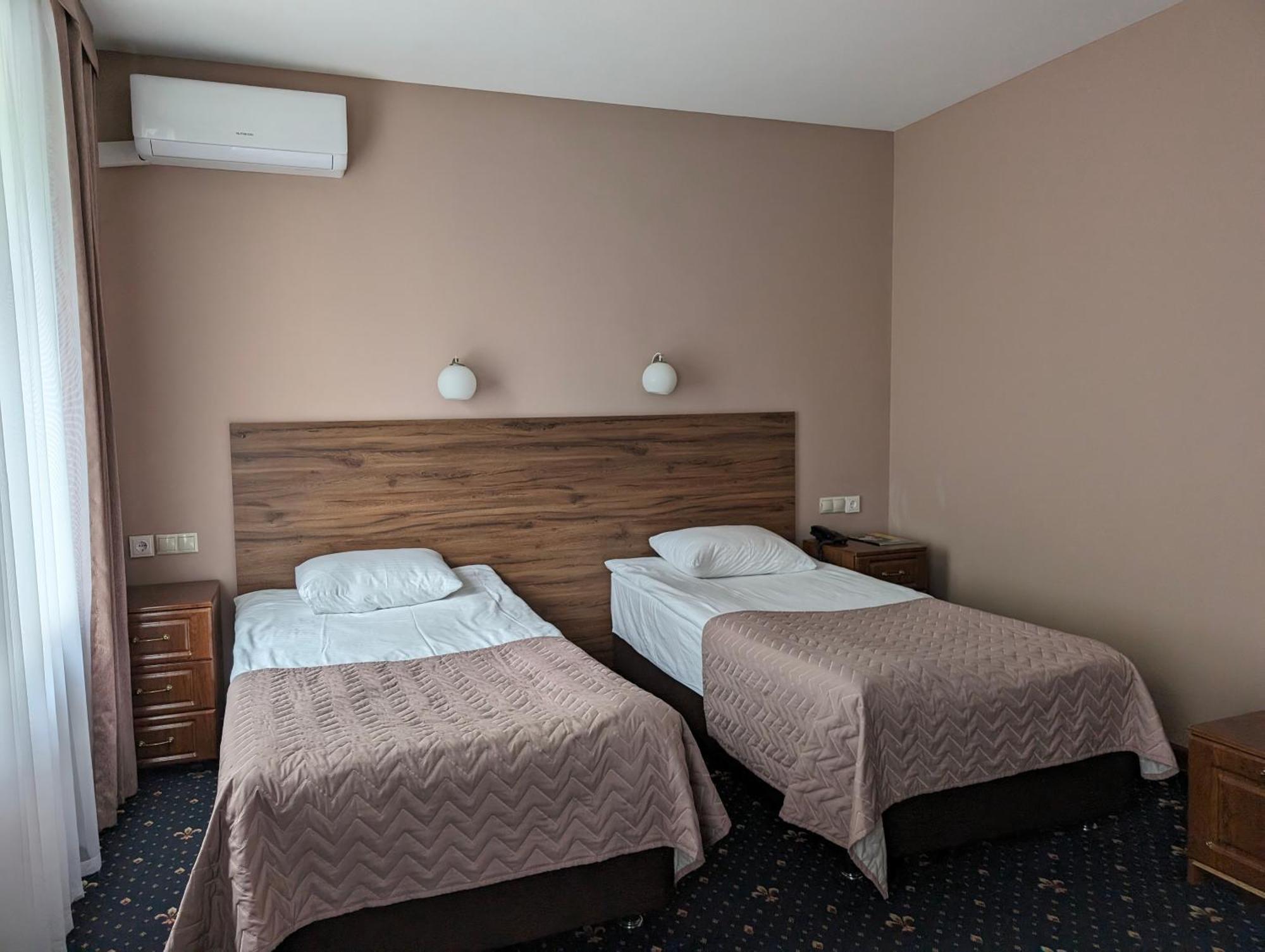 Victoria Hotel Uralsk Exterior photo