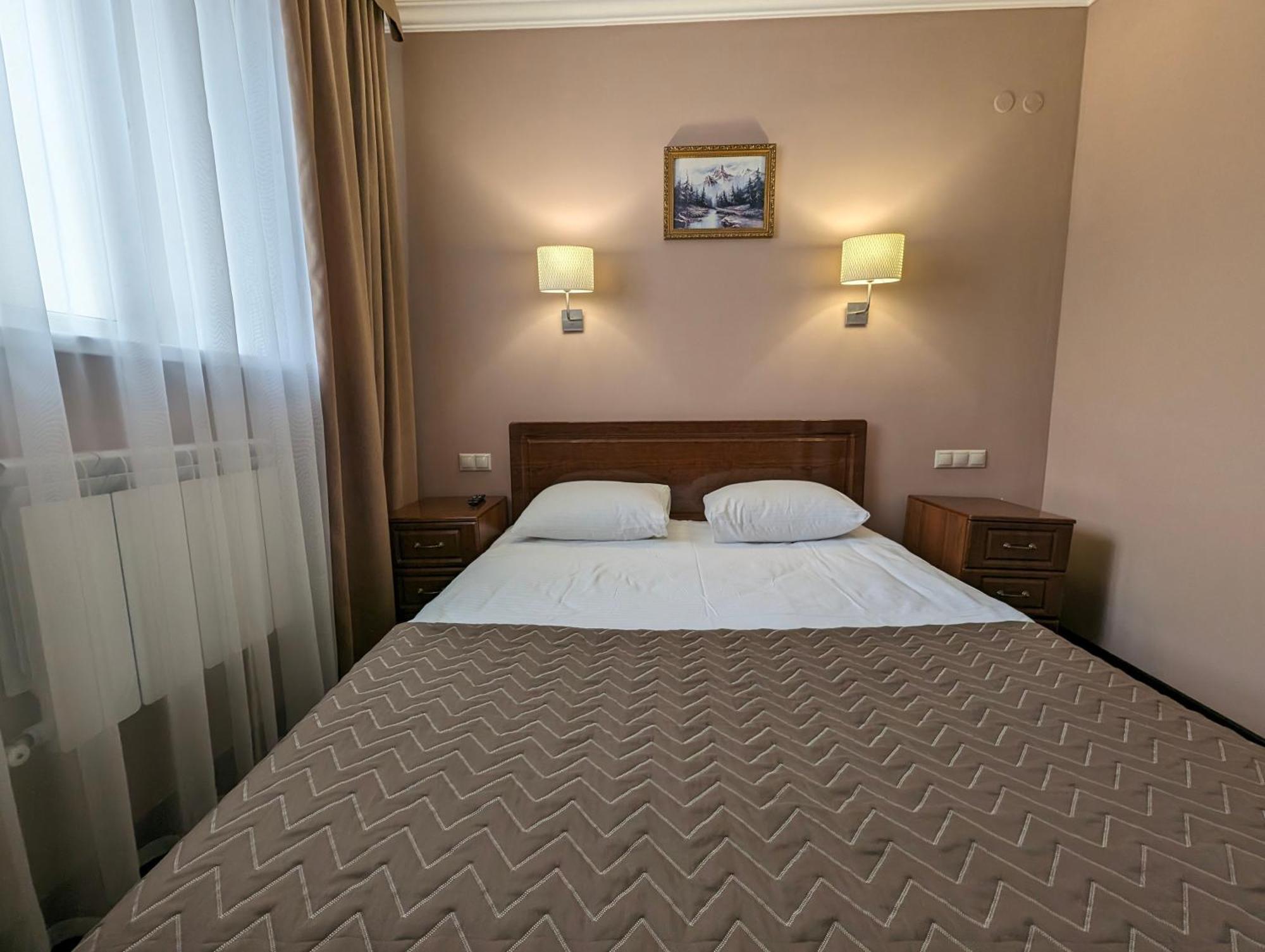 Victoria Hotel Uralsk Exterior photo