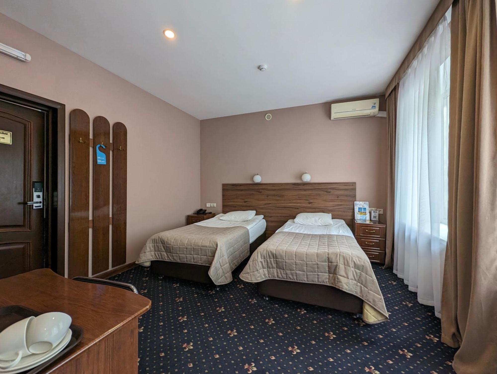 Victoria Hotel Uralsk Exterior photo