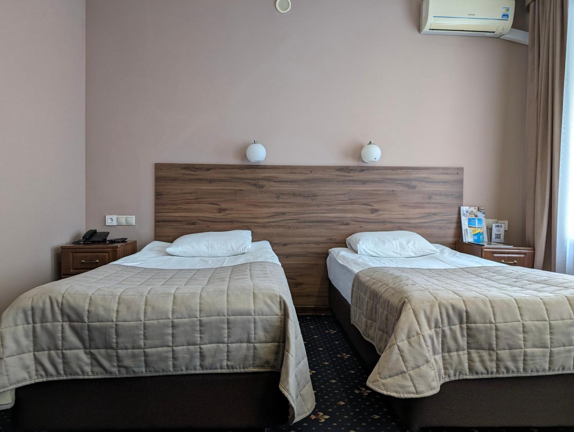 Victoria Hotel Uralsk Exterior photo