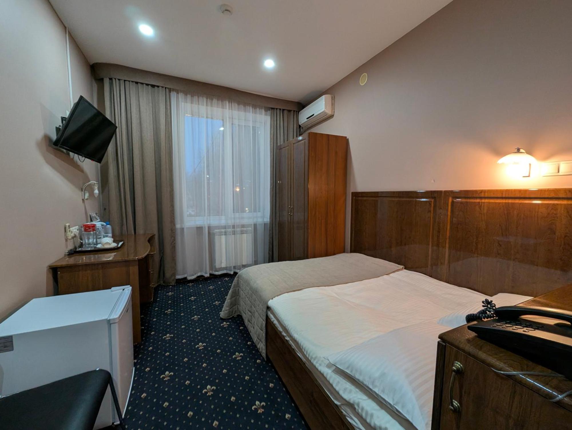 Victoria Hotel Uralsk Exterior photo